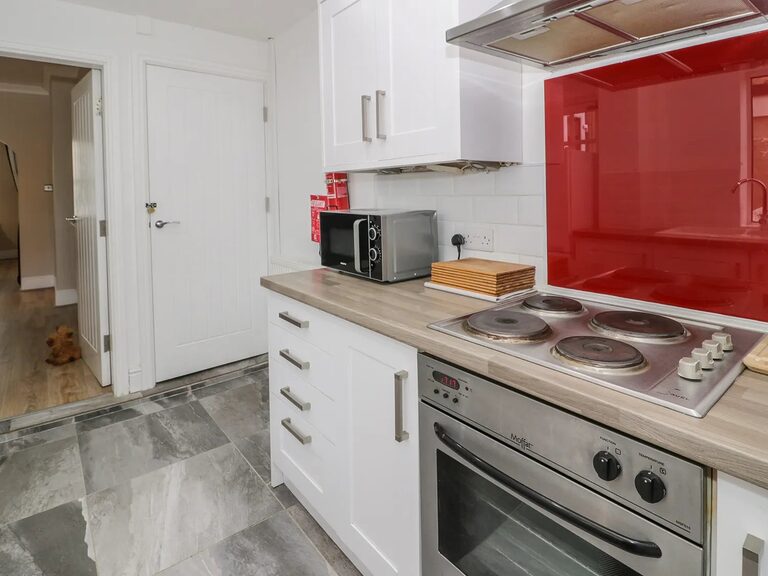 3-Bed Garden Apartment fully equipped kitchen